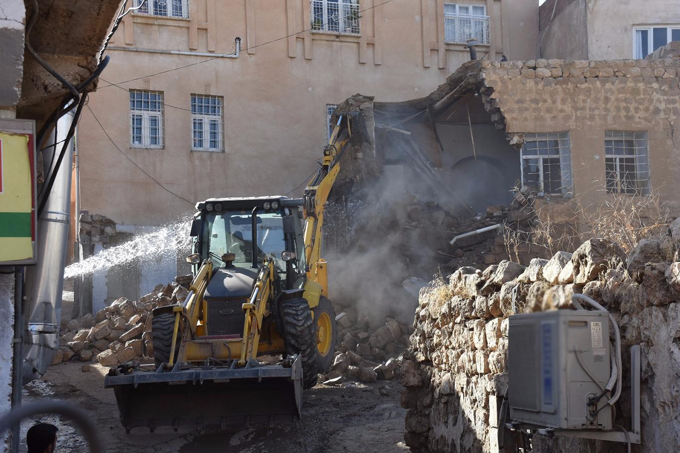Madde bağımlıların mekânı haline gelen 83 metruk ev yıktırıldı